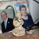 Ad affiancarlo c�era la moglie Angela, che riconosciamo in diverse foto conservate nel locale